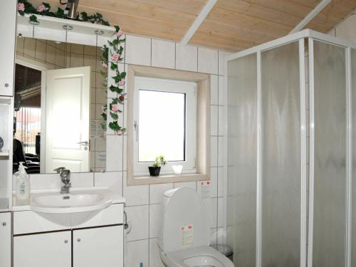 A bathroom at Holiday Home Raade III
