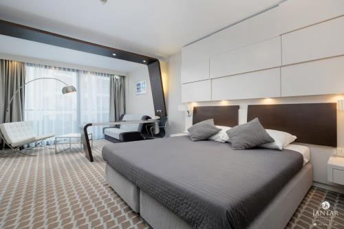 En eller flere senge i et værelse på Jantar Apartamenty - Deluxe Marine Seaview