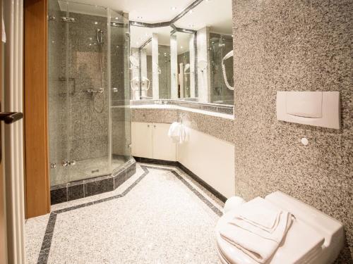 La salle de bains est pourvue d'une douche et de toilettes. dans l'établissement Dünenpark Binz - Komfort Ferienwohnung mit 1 Schlafzimmer und Balkon im Obergeschoss 120, à Binz