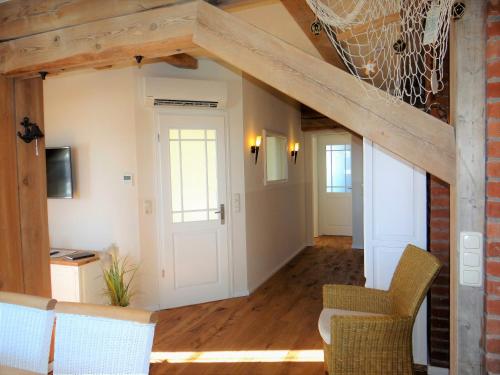 uma sala de estar com pisos em madeira e um corredor aberto em Speicher Residenz Barth E3 App 9 em Barth