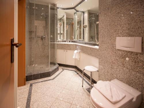 ein Badezimmer mit Dusche, Toilette und Waschbecken in der Unterkunft Dünenpark Binz - Komfortplus Ferienwohnung mit 1 Schlafzimmer und Terrasse im Erdgeschoss 128 in Binz