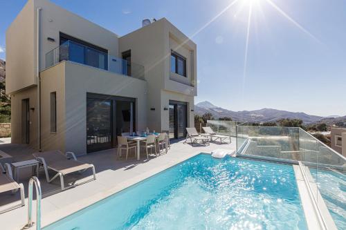 Bazén v ubytování Porti Villas Iraklis nebo v jeho okolí