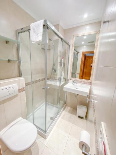y baño con ducha, aseo y lavamanos. en Habitaciones Turisticas Ayuntamiento San Sebastian, en San Sebastián