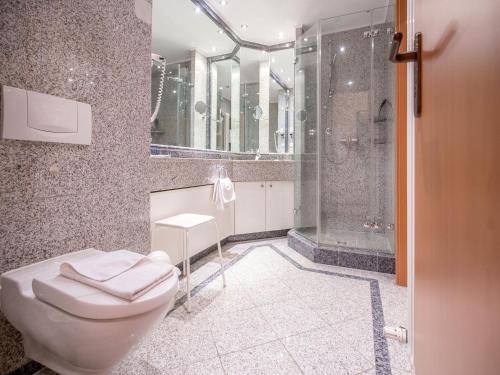 La salle de bains est pourvue d'une douche et de toilettes. dans l'établissement Dünenpark Binz - Komfort Ferienwohnung mit 1 Schlafzimmer und Terrasse im Erdgeschoss 153, à Binz