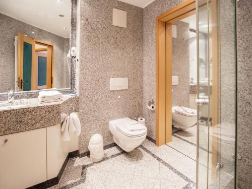 ein Badezimmer mit 2 WCs und einer Glasdusche in der Unterkunft Dünenpark Binz - Komfortplus Ferienwohnung mit 1 Schlafzimmer und Terrasse im Erdgeschoss 164 in Binz