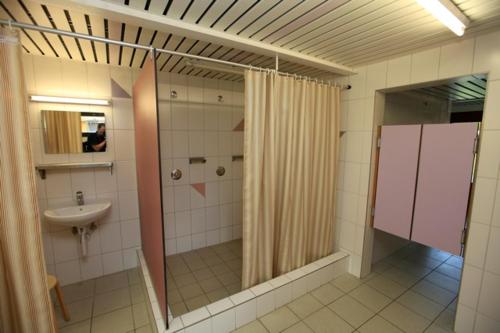 A bathroom at Hostel Le Chandelier