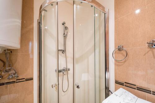 Ένα μπάνιο στο Golden Sands Rentals Apartments