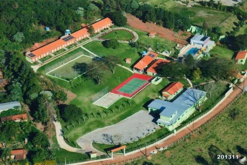 una vista aérea de una casa con pista de tenis en Recanto Julubi Atibaia en Atibaia