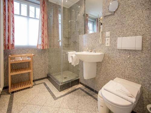 y baño con aseo, lavabo y ducha. en Dünenpark Binz - Komfortplus Ferienwohnung mit 1 Schlafzimmer und Terrasse im Erdgeschoss 213, en Binz