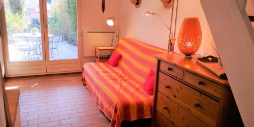 ヴィルヌーヴ・ルベにあるRésidence Cap Azur Maison N° 26のリビングルーム(ソファ、ランプ付きドレッサー付)
