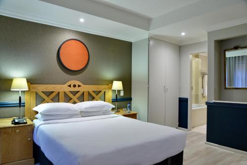 En eller flere senge i et værelse på Courtyard Hotel Rosebank