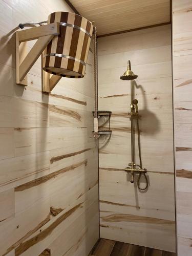 ソウスガにあるУсадьба "ЛАУРА"の木製の壁のバスルーム(シャワー付)