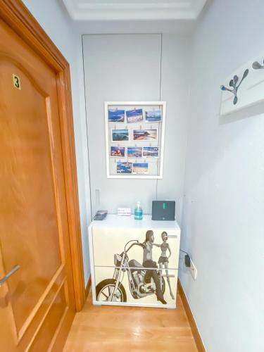 ein Zimmer mit einem Regal mit einem Motorrad drauf in der Unterkunft Habitaciones Turisticas Ayuntamiento San Sebastian in San Sebastián