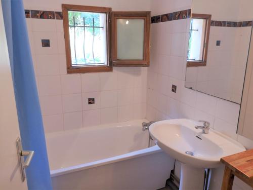 une salle de bain avec un lavabo et une baignoire et un lavabo dans l'établissement Résidence Cap Azur Maison N° 106, à Villeneuve-Loubet