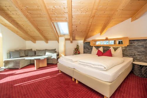 A bed or beds in a room at Hotel Sonnenspitz ***