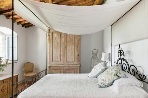 Krevet ili kreveti u jedinici u okviru objekta The Best of Tuscany Chianti Villa with Pool & Fireplace