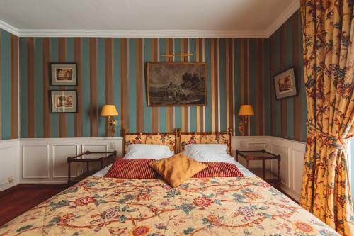 Ένα ή περισσότερα κρεβάτια σε δωμάτιο στο Hôtel de l'Abbaye