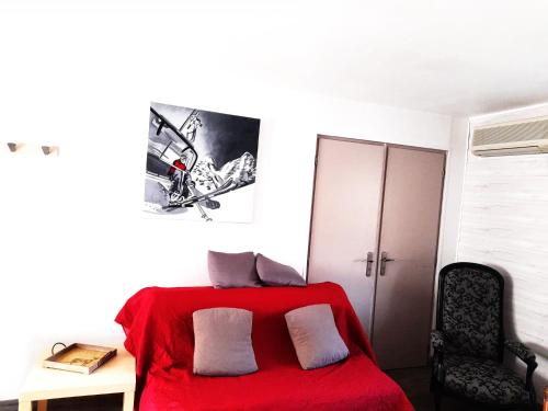 ジェラールメにあるGîte LaOのベッドルーム(赤いベッド1台、デスク付)