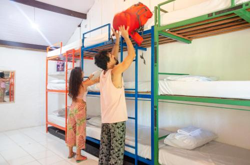 Katil dua tingkat atau katil-katil dua tingkat dalam bilik di Clan.Destino Hostel