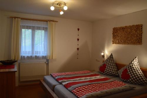 - une chambre avec un lit et une couverture dans l'établissement Landhaus Kaspar, à Bad Hindelang