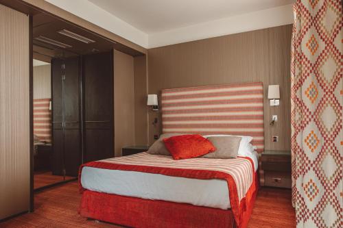 Ένα ή περισσότερα κρεβάτια σε δωμάτιο στο Hôtel de l'Abbaye