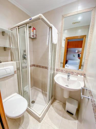 ein Bad mit einer Dusche, einem WC und einem Waschbecken in der Unterkunft Habitaciones Turisticas Ayuntamiento San Sebastian in San Sebastián