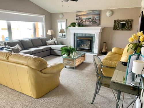 a living room with a couch and a fireplace at Paradise Inn On the Beach in Port Elgin