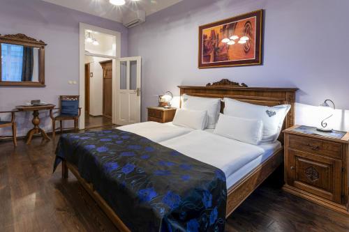 Ένα ή περισσότερα κρεβάτια σε δωμάτιο στο Residence U Černého Orla