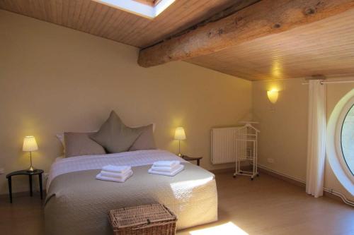 A bed or beds in a room at Domaine de la Bade