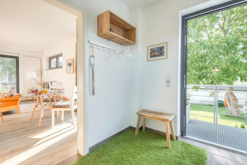 a living room with a sliding door and a green rug at Ferienwohnung Grünes Berlin in Berlin