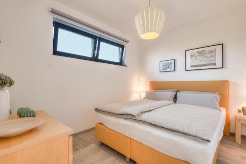 1 dormitorio con cama y ventana en Ferienwohnung Grünes Berlin en Berlín