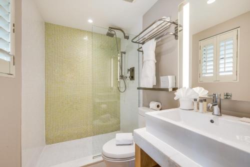 W łazience znajduje się umywalka, toaleta i prysznic. w obiekcie The Landon Bay Harbor-Miami Beach w Miami Beach
