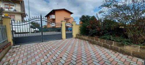un vialetto di mattoni con cancello di fronte a una casa di Marvi House a Morciano di Romagna