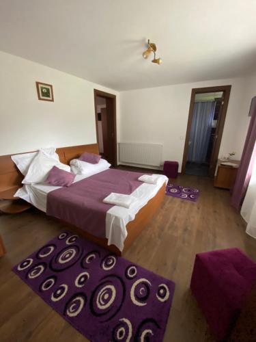 Postel nebo postele na pokoji v ubytování Regina Munților B