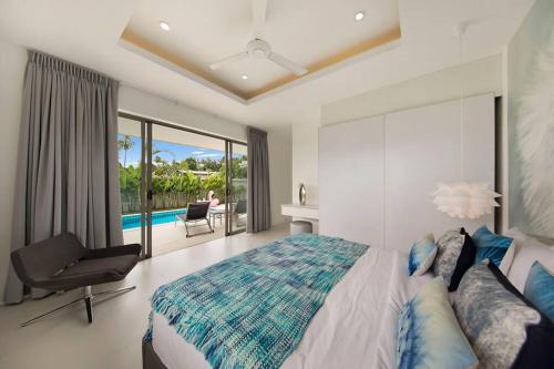 una camera con un grande letto e una piscina di **80% DISCOUNT** 2 Bed/2 Bath SINGLE LEVEL, GARDEN a Ko Samui
