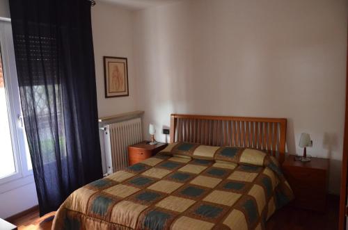 加爾達湖濱的住宿－Casa Family Riva del Garda，一间卧室设有一张床和一个窗口