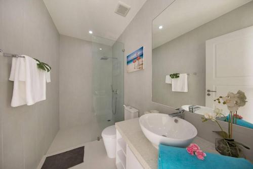 un bagno bianco con lavandino e doccia di **80% DISCOUNT** 2 Bed/2 Bath SINGLE LEVEL, GARDEN a Ko Samui