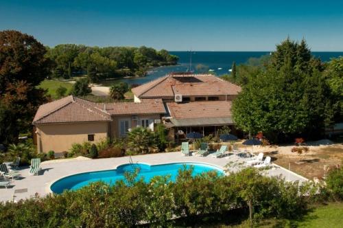 una vista aérea de una casa con piscina en Apartment Savudrija (123-6), en Savudrija