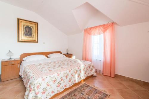 een slaapkamer met een groot bed en een raam bij Apartment Savudrija (123-6) in Savudrija