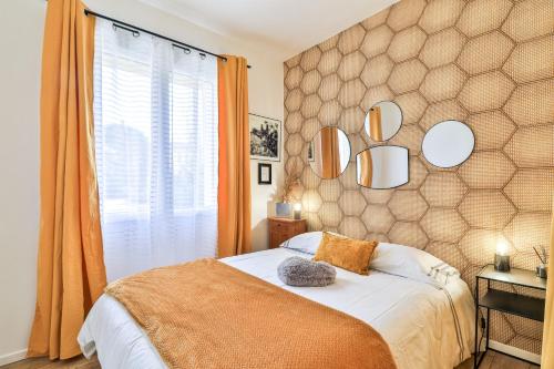 een slaapkamer met een bed en een groot raam bij Canopée - Toulon Mourillon - 800m des plages et place de parking privé in Toulon