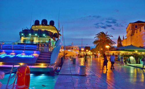 Apartment in Trogir with sea view, balcony, air conditioning, Wi-Fi (4786-1)