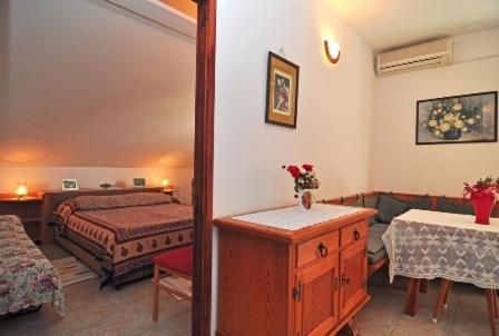 Posteľ alebo postele v izbe v ubytovaní Apartment in Sukošan with sea view, balcony, air conditioning, Wi-Fi (654-2)