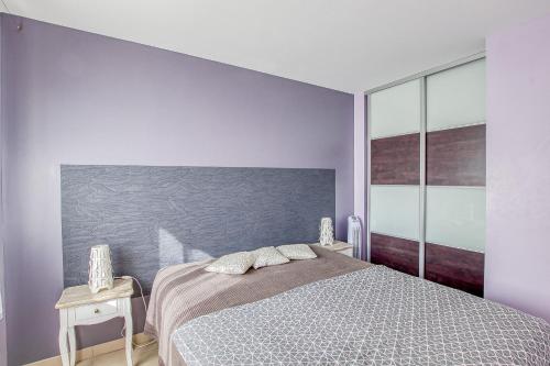een slaapkamer met een bed en twee nachtkastjes bij Primavéra in Sanary-sur-Mer