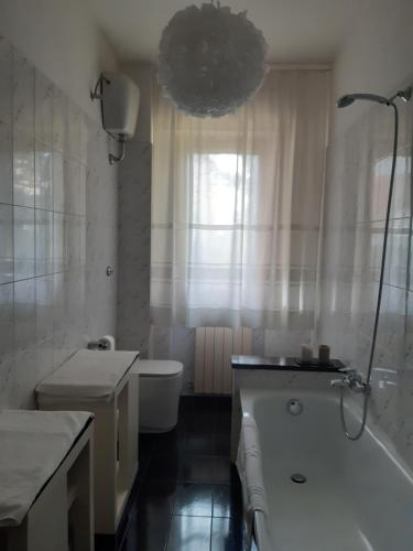 a bathroom with a tub and a toilet and a sink at Il piccolo ristoro in Arezzo