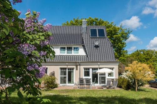 a house with a solarium on the roof at Premiumhaus Bodden und Mehr-Brise in Born