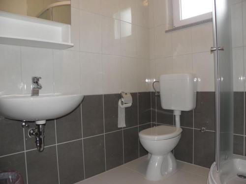 Kúpeľňa v ubytovaní Apartment in Duce with sea view, terrace, air conditioning, Wi-Fi (4166-4)