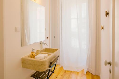 een badkamer met een wastafel en een spiegel bij Alfama Balcony River View 11 by Lisbonne Collection in Lissabon