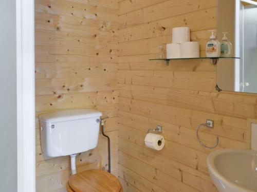 A bathroom at Pear Tree Cabin 
