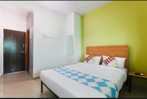 A bed or beds in a room at AMBIENT HOME STAY, In Nashik