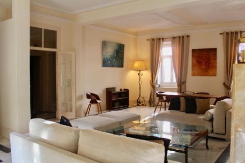 uma sala de estar com um sofá e uma mesa em Garden Mansion in Historic Centre 4 by Lisbonne Collection em Lisboa